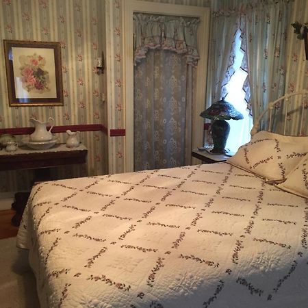 Raindrops On Roses Bed & Breakfast Herkimer Exteriör bild