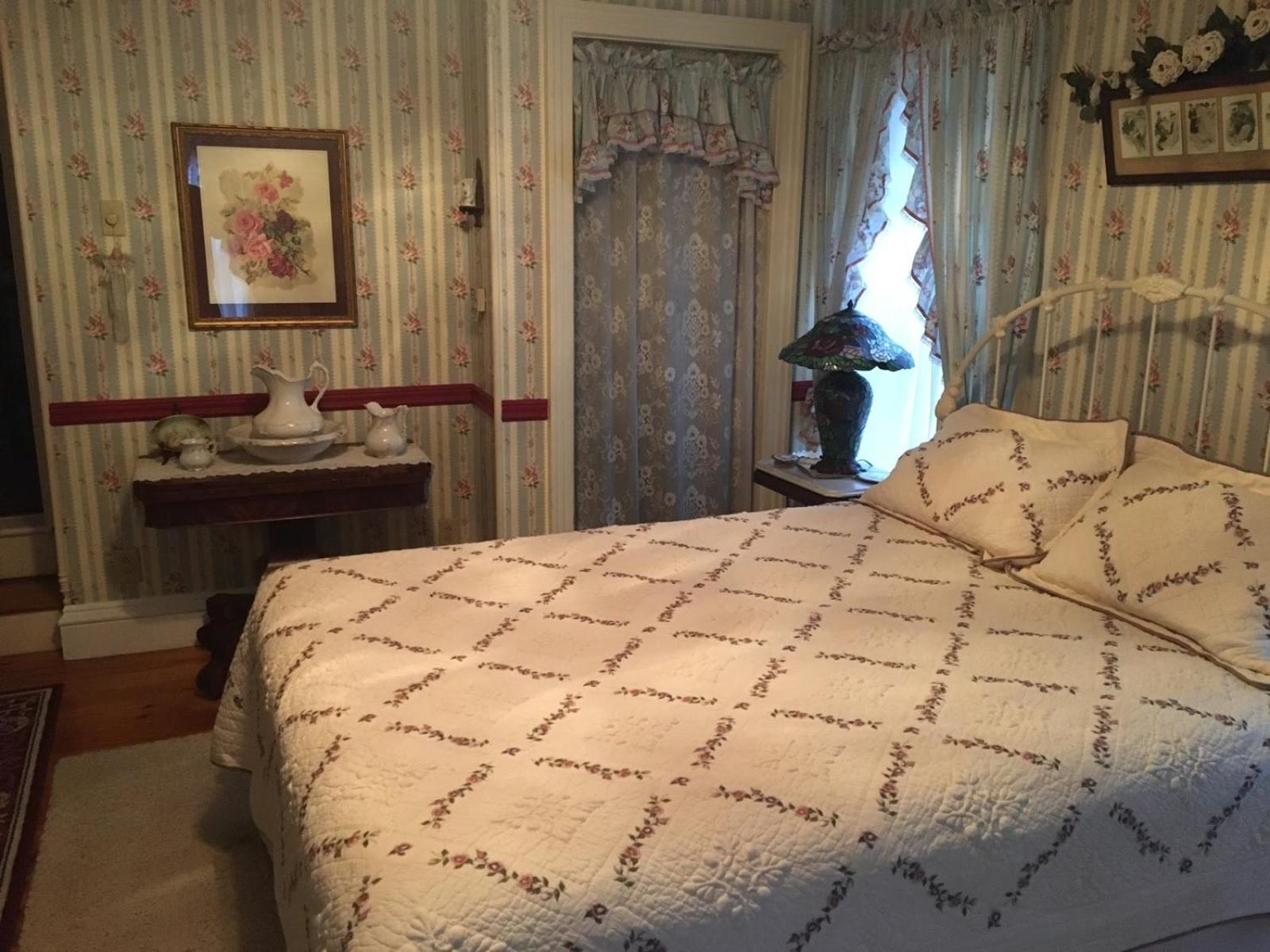 Raindrops On Roses Bed & Breakfast Herkimer Exteriör bild